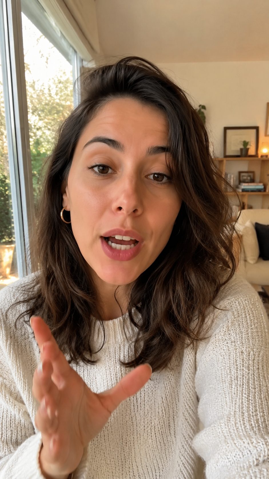 Criadora falando para a câmera em um frame vertical de reel